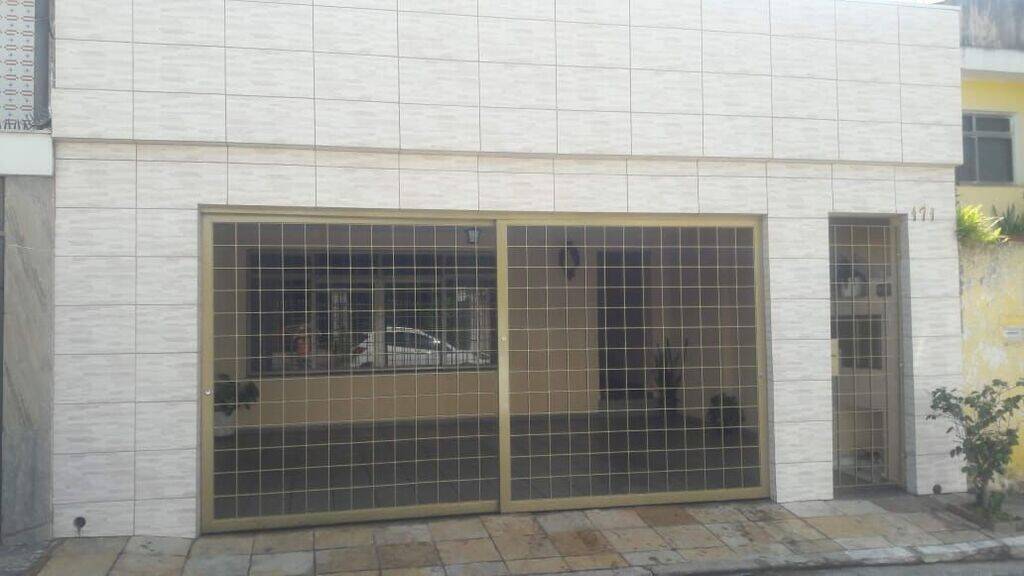 Casa na Vila Regente Feijó com quarto dormitórios e duas suíte.