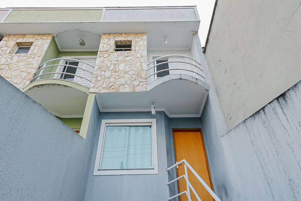 Casa assobradada na Anália Franco com três dormitórios sendo uma suíte,