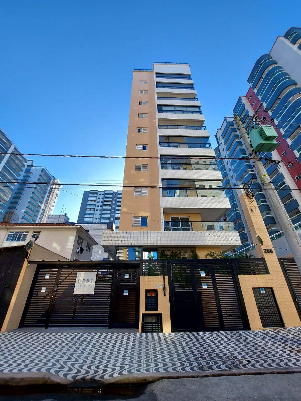 Apartamento Cidade Ocian com um dormitórios e uma vaga de garagem